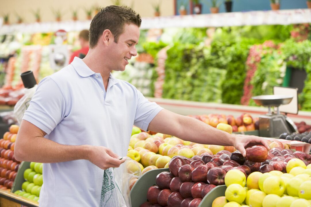 un homme choisit des fruits pour augmenter sa puissance