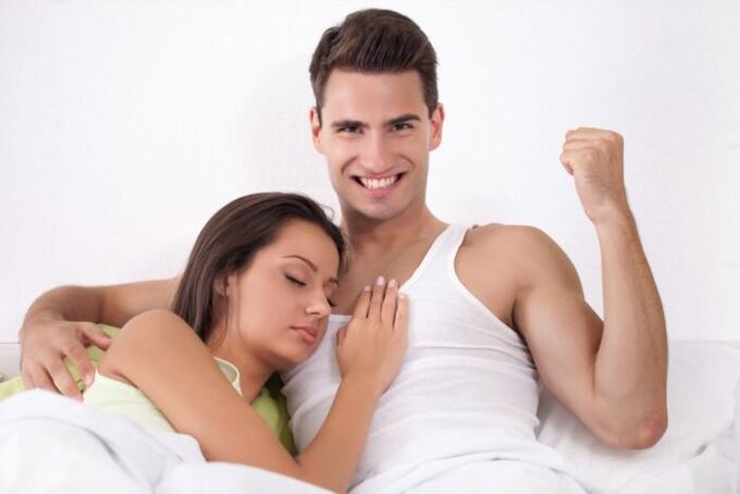 la femme et l'homme ont augmenté leur puissance à l'aide de remèdes populaires